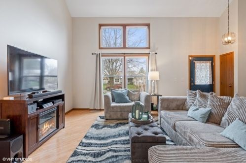 1258 Rosewood Ln, Bull Valley, IL 60014-8586