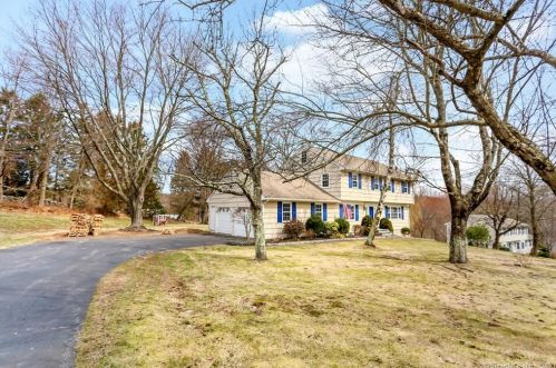 19 Deerfield Ln, Upper Stepney, CT 06468-1920