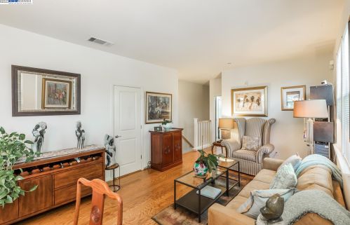 1002 Martin Luther King Dr, Hayward, CA 94541-4307
