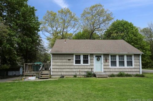 2 Hill St, Gales Ferry, CT 06339-1621