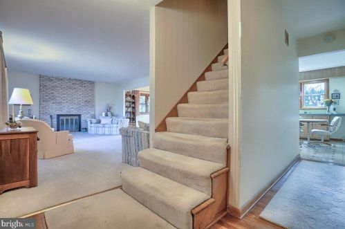 208 Garland Dr, Carlisle PA  17013-4271 exterior