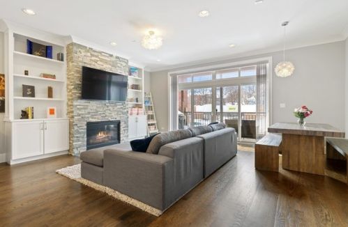5061 Lincoln Ave, Chicago, IL 60625-2621