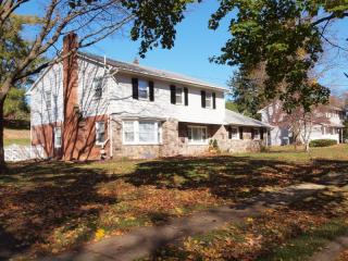 654 Hillcrest Blvd, Delaware Park, NJ 08865-1411