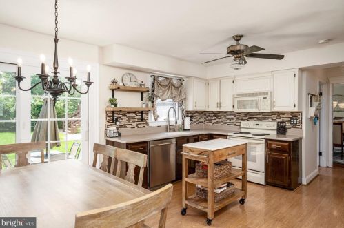 39 Ray Dwier Dr, Trenton NJ  08690-1808 exterior