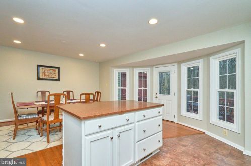 6740 Sunset Woods Ct, Springfield VA  22015-4241 exterior