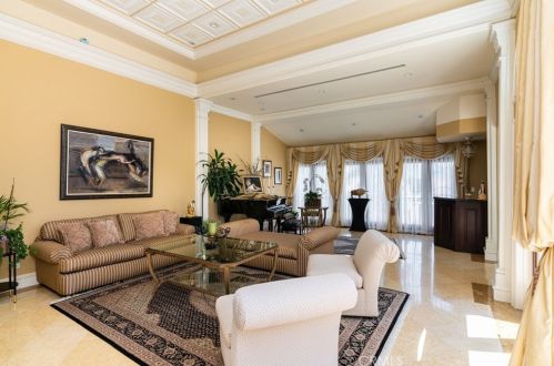 3217 Dora Verdugo Dr, Glendale CA  91208-1756 exterior