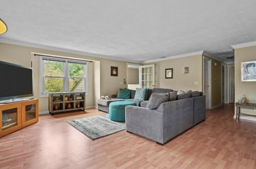 39 Stone Trl, Providence, RI 02904-7710