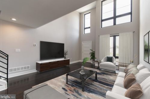 1613 3rd St, Philadelphia, PA 19122-3003