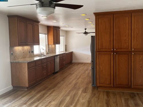 5202 Jomar Dr, Concord CA  94521-2343 exterior