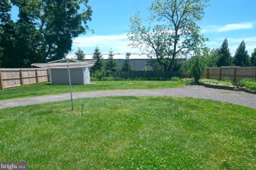 92 Lakedale Dr, Trenton NJ 08648-4421 exterior