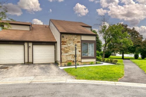 755 Colorado Ct, Carol Stream, IL 60188-9214