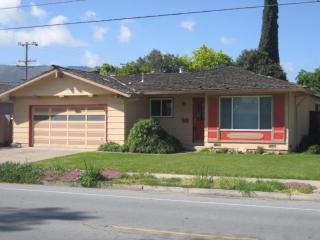 8245 Wayland Ln, Gilroy, CA 95020-4111