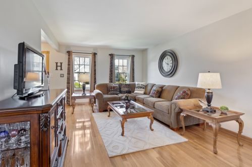 723 Warwick Dr, Carol Stream IL  60188-4332 exterior