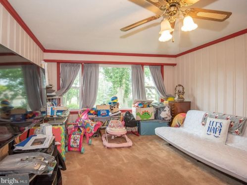 2106 Lyndell Dr, Lancaster PA  17601-5728 exterior