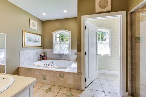 8901 Maple Ave, Willowbrook IL 60527-6469 exterior