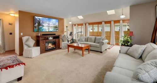 18 Larkspur Ln, Streamwood, IL 60107-3301