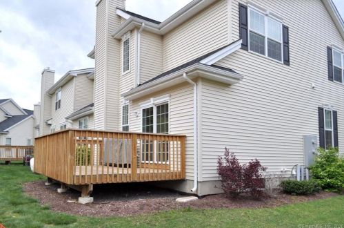 11 Scarlet Ln, Windsor CT  06095-4769 exterior