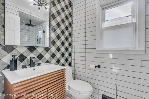 718 Grassmere Ave, Tinton Falls NJ  07712-4333 exterior