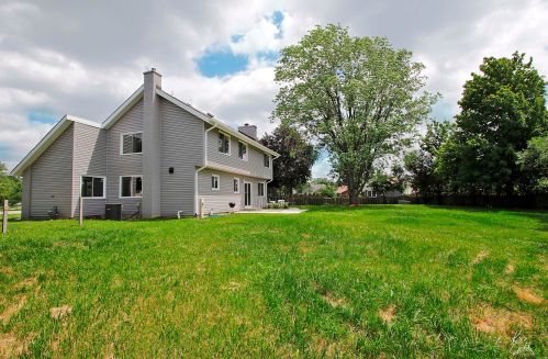 1711 Waverly Ct, Arlington Hts IL  60004-2321 exterior