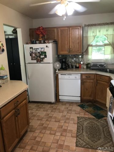 6 Adelphi Ct, Edison NJ  08837-2709 exterior