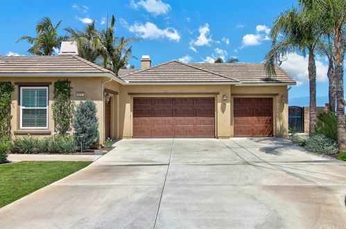 8037 Choi Dr, Riverside, CA 92506-7556