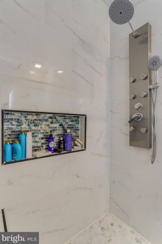 6803 Braddock Rd, Springfield VA  22151-3016 exterior