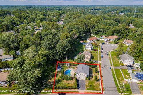 2 New York Ct, Jackson Twp, NJ 08527-1317