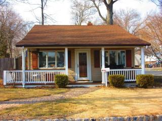 579 Lake Shore Dr, Parsippany, NJ 07054-3623