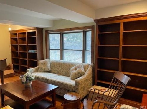 877 Ward Ln, Cheshire, CT 06410-3315