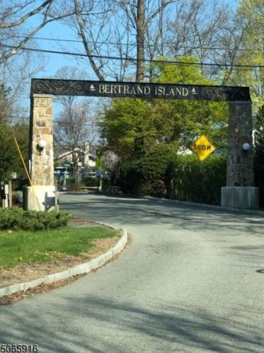 21 Willow St, Mount Arlington, NJ 07856-1409