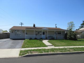 7 Garden Ln, Levittown, PA 19055-1901