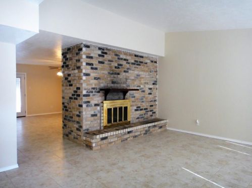 7525 Woodfield Rd, Fort Worth, TX 76112-6041