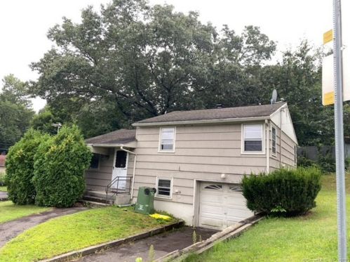 29 Longmeadow Dr, Waterbury, CT 06706-2632