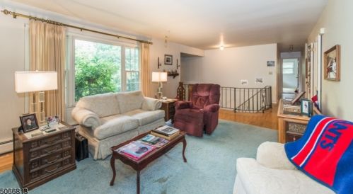 4 Lamar Dr, Parsippany, NJ 07834-1415