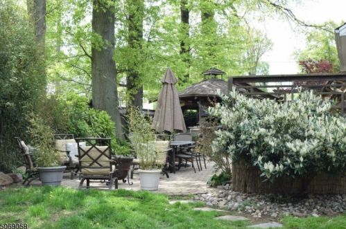 25 Brewster Pl, Sewaren, NJ 07077-1103