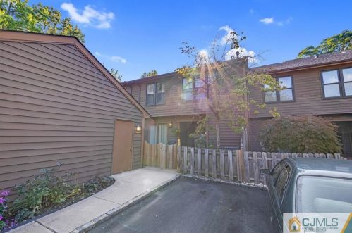 73 Laurel Hollow Ct, Edison, NJ 08820-1060