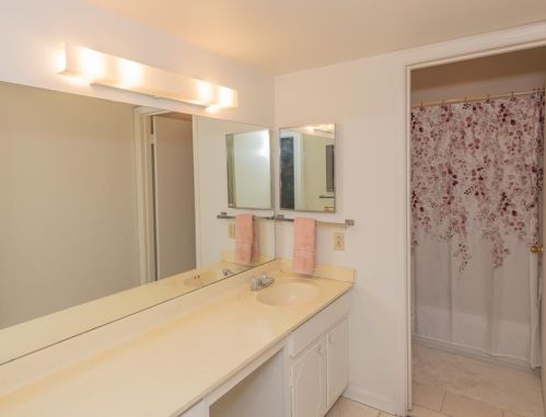 66 Montre Sq, Atlanta GA  30327-4043 exterior