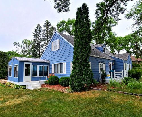 305 10th St, Pipestone, MN 56164-1442