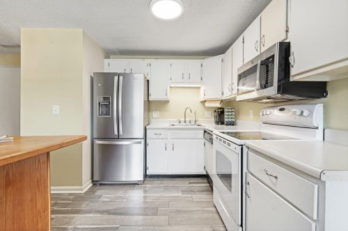 407 Elmwood Dr, Hudson NH  03051-3242 exterior