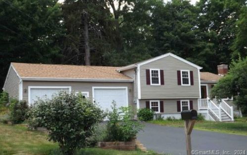 17 Pleasant St, Wallingford, CT 06492-1643