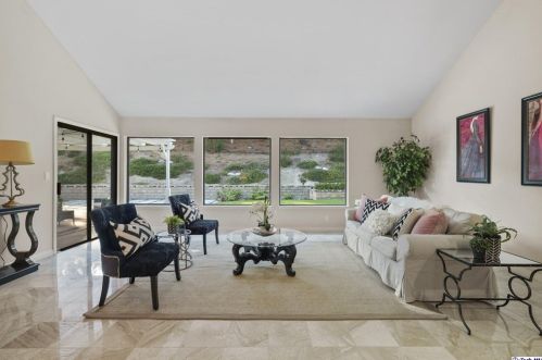 2520 Flintridge Dr, Glendale CA  91206-1033 exterior