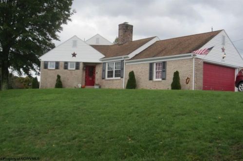 209 Candlelight Dr, Clarksburg, WV 26301-9725