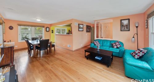 11 Chevy Chase Dr, Buffalo Grove, IL 60089-2801