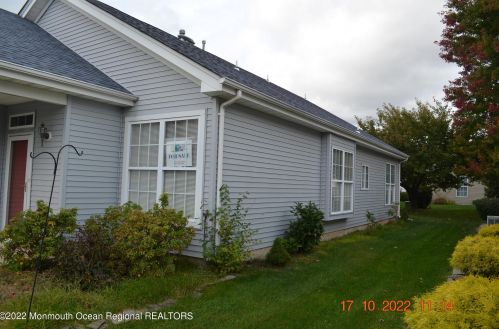 15 Kirkby Ln, Lakehurst, NJ 08759-6676
