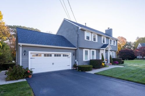 2 Meadow Glen Dr, Lincoln, RI 02865-3625