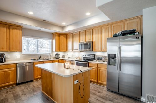 7384 Brittany Town Dr, Taylorsville UT 84084-4609 exterior