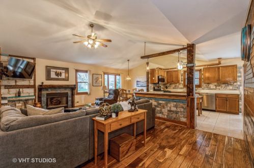 215 Mistwood Ln, North Aurora, IL 60542-1098