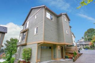 3013 Humes Pl, Seattle, WA 98119-1987