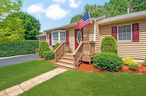 10 Black Walnut Dr, Coventry, RI 02816-7906