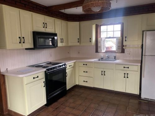 71 Tracy Ave, Waterbury, CT 06706-2142